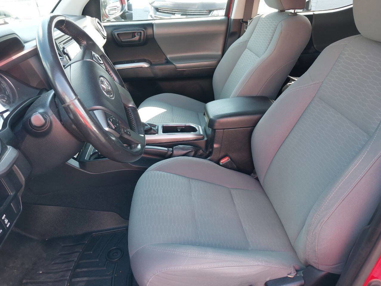 Used 2017 Toyota Tacoma TRD Off-Road image 21