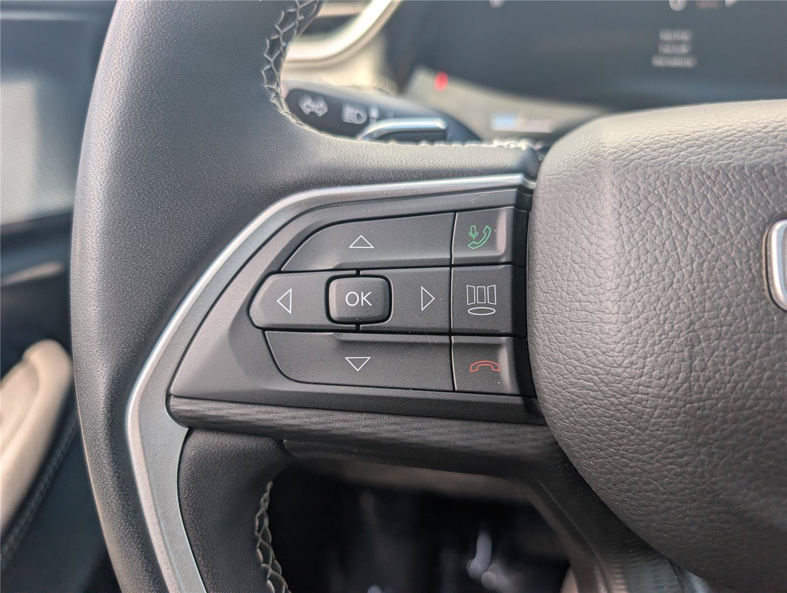 Used 2023 Jeep Grand Cherokee Altitude AWD/4WD image 23