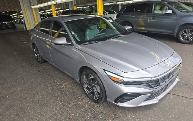 Used 2025 Hyundai Elantra Limited FWD image 2
