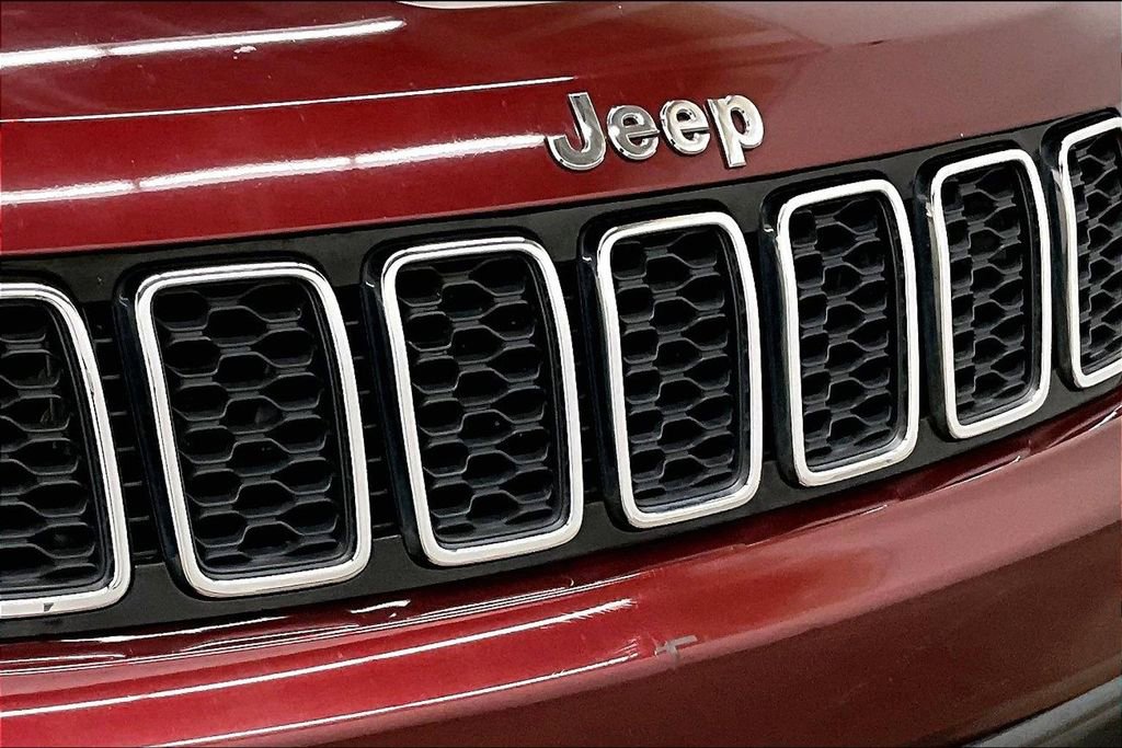 Used 2020 Jeep Grand Cherokee Laredo AWD/4WD image 32