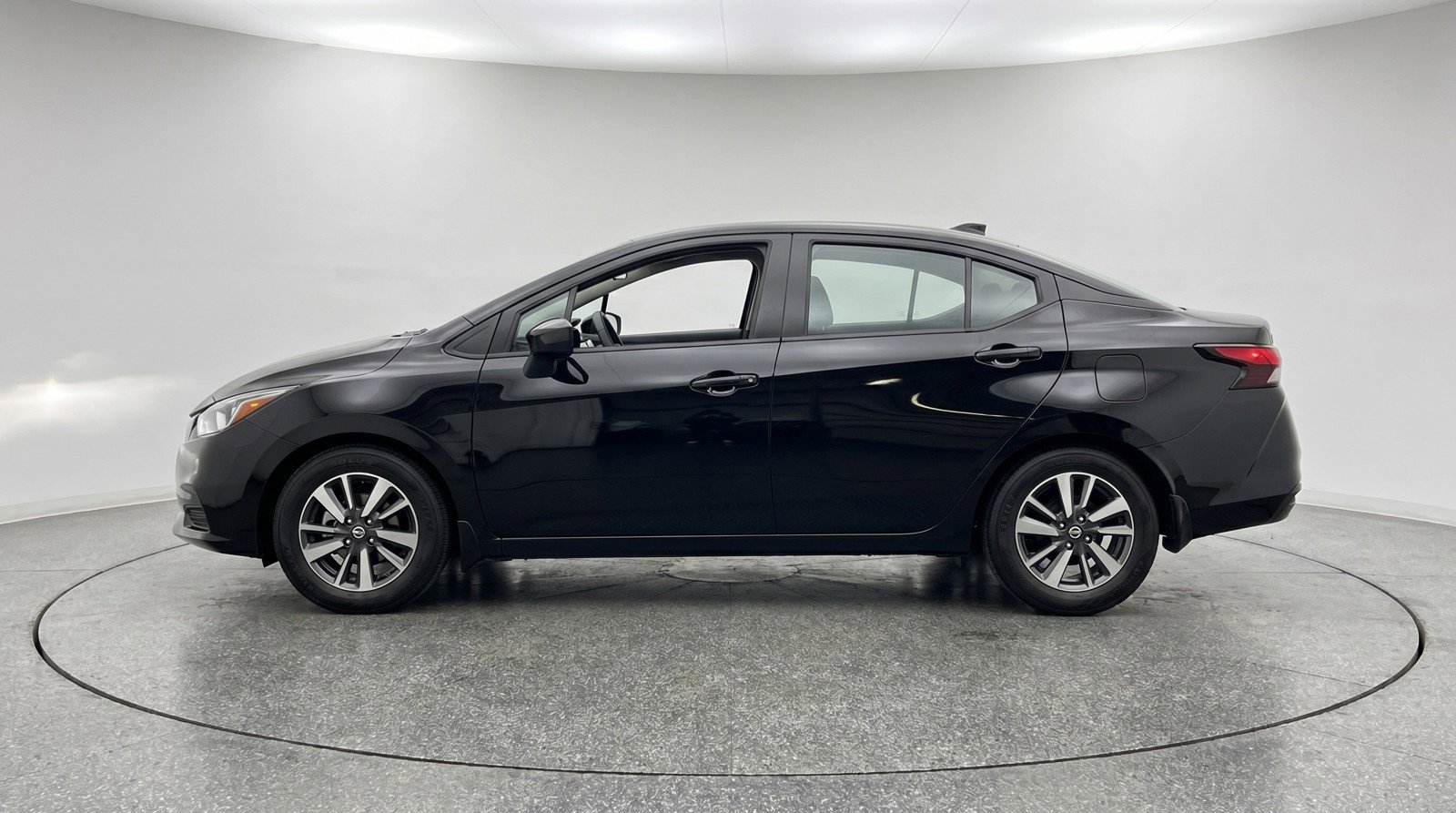 Used 2025 Nissan Versa SV FWD image 5