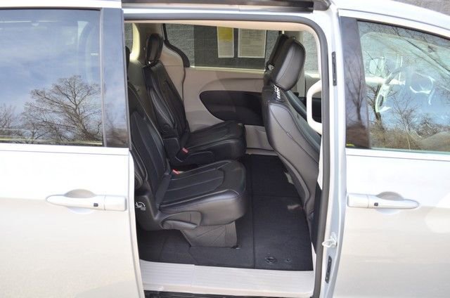 Used 2024 Chrysler Pacifica Touring-L image 30