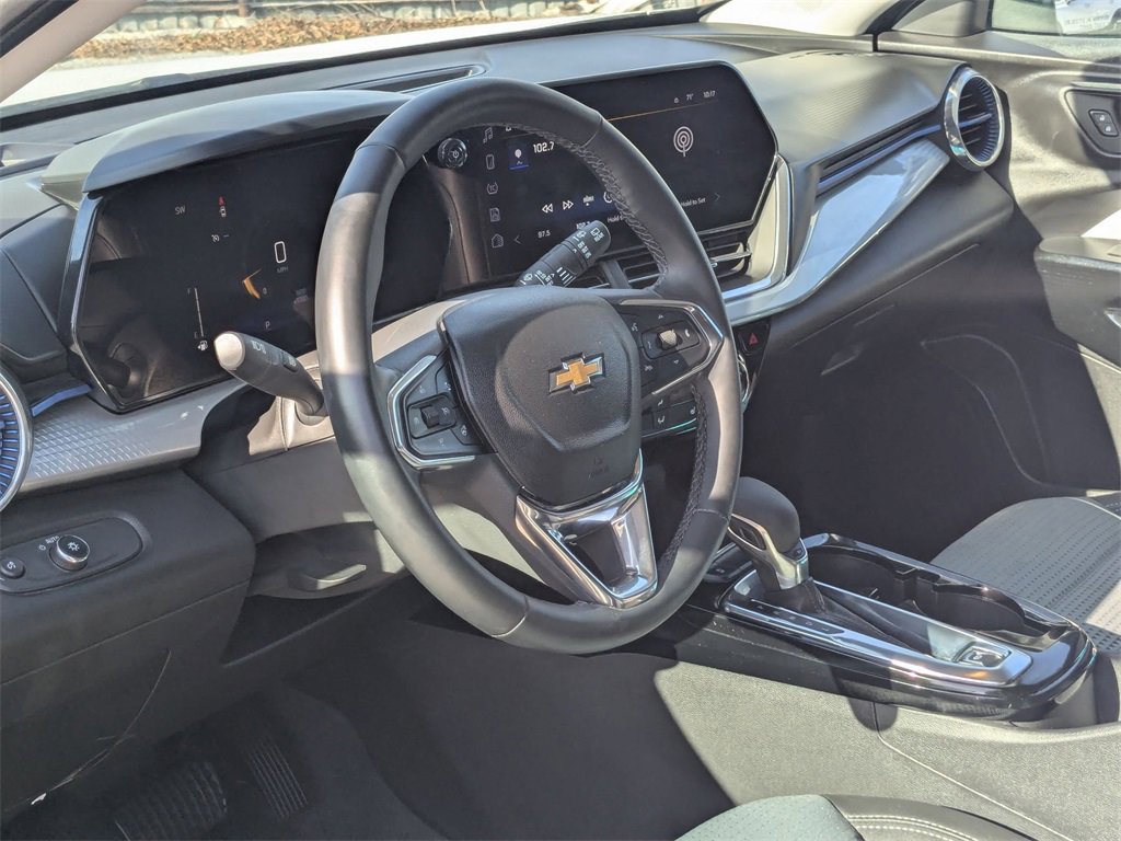 Used 2025 Chevrolet Trax LT w/ LT Convenience Package image 14