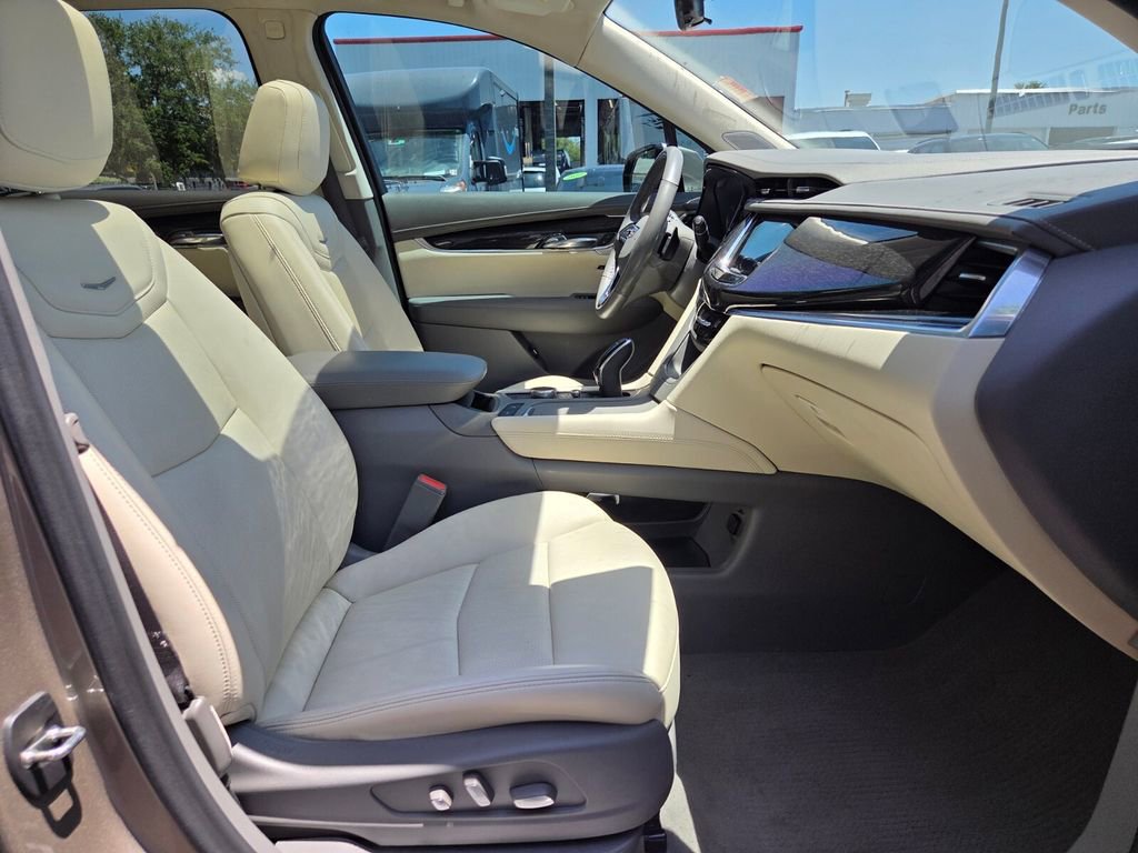 Used 2023 Cadillac XT6 Premium Luxury w/ Technology Package FWD image 22