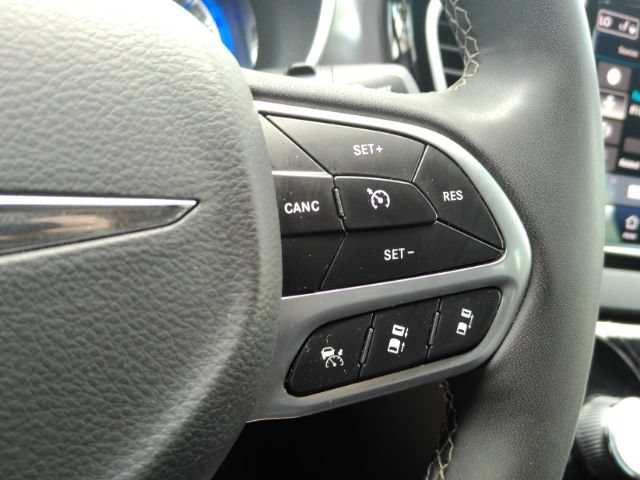 Used 2025 Chrysler Pacifica Select FWD image 40