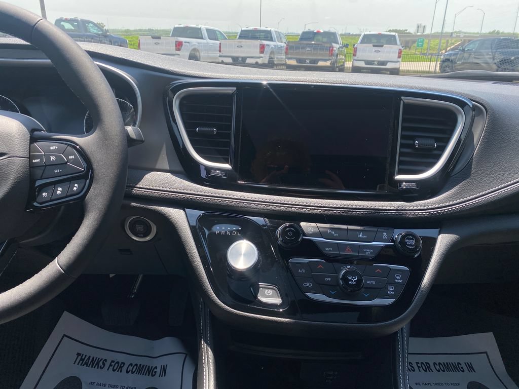 New 2027 Chrysler Pacifica Limited w/ S Appearance Package FWD image 23