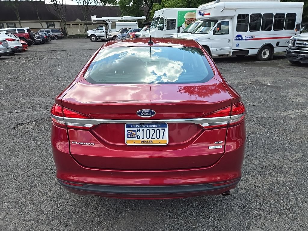 Used 2018 Ford Fusion SE w/ Fusion SE Technology Package FWD image 5