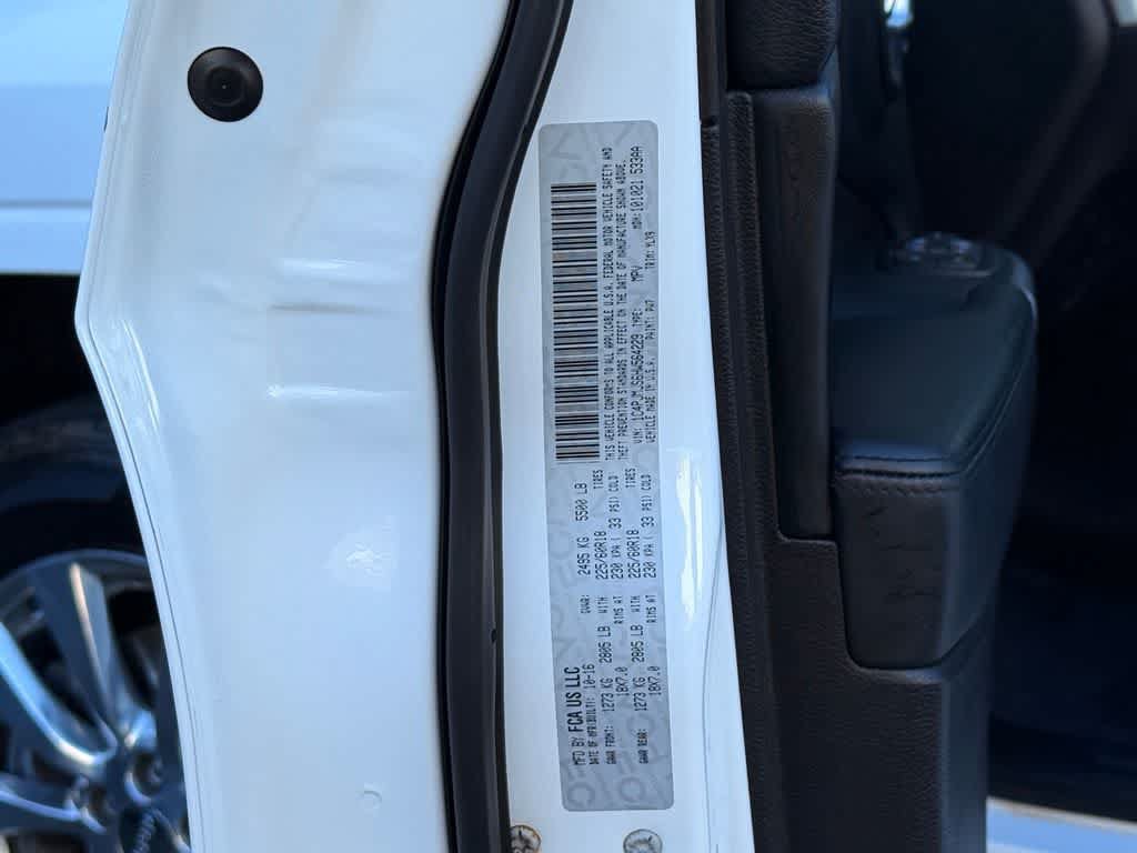 Used 2017 Jeep Cherokee Overland w/ Technology Group AWD/4WD image 22