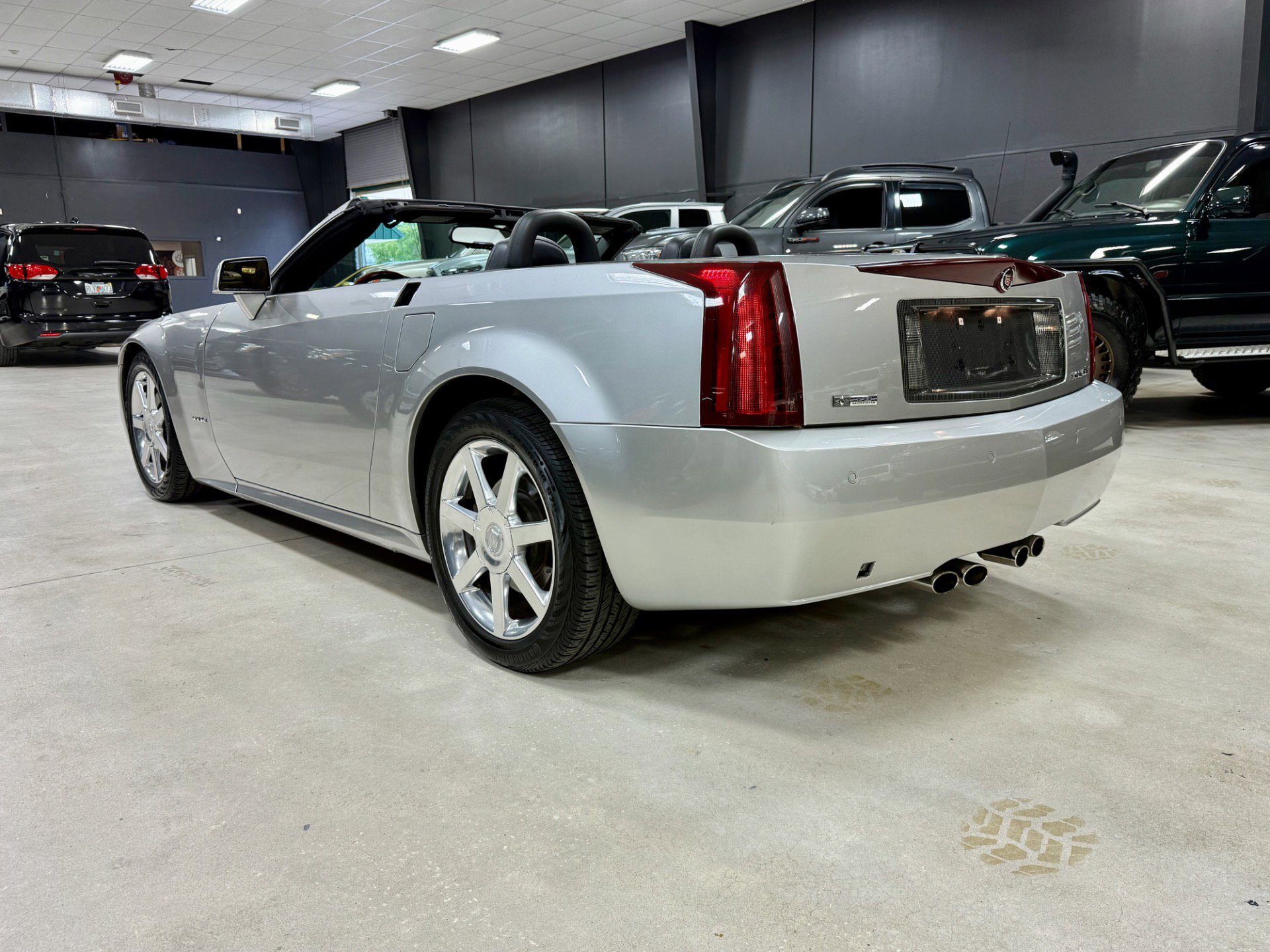 Used 2006 Cadillac XLR image 4