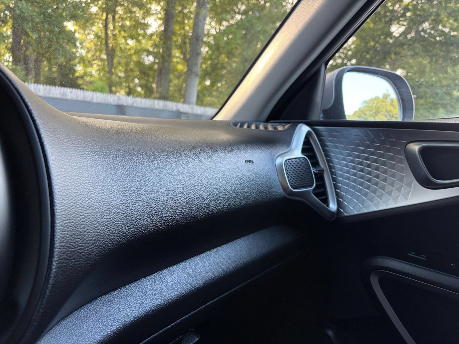 Used 2025 Kia Soul LX w/ LX Technology Package FWD image 33