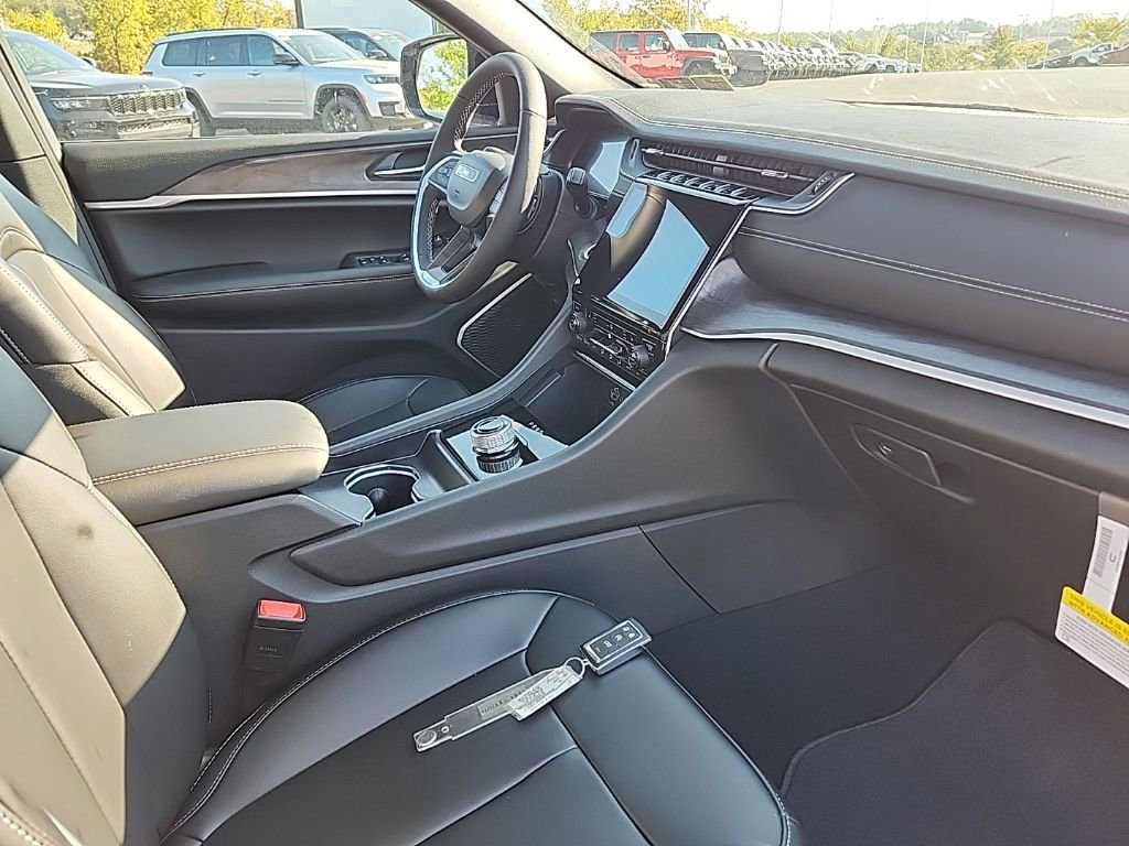 New 2025 Jeep Grand Cherokee L Limited w/ Black Appearance Package image 10