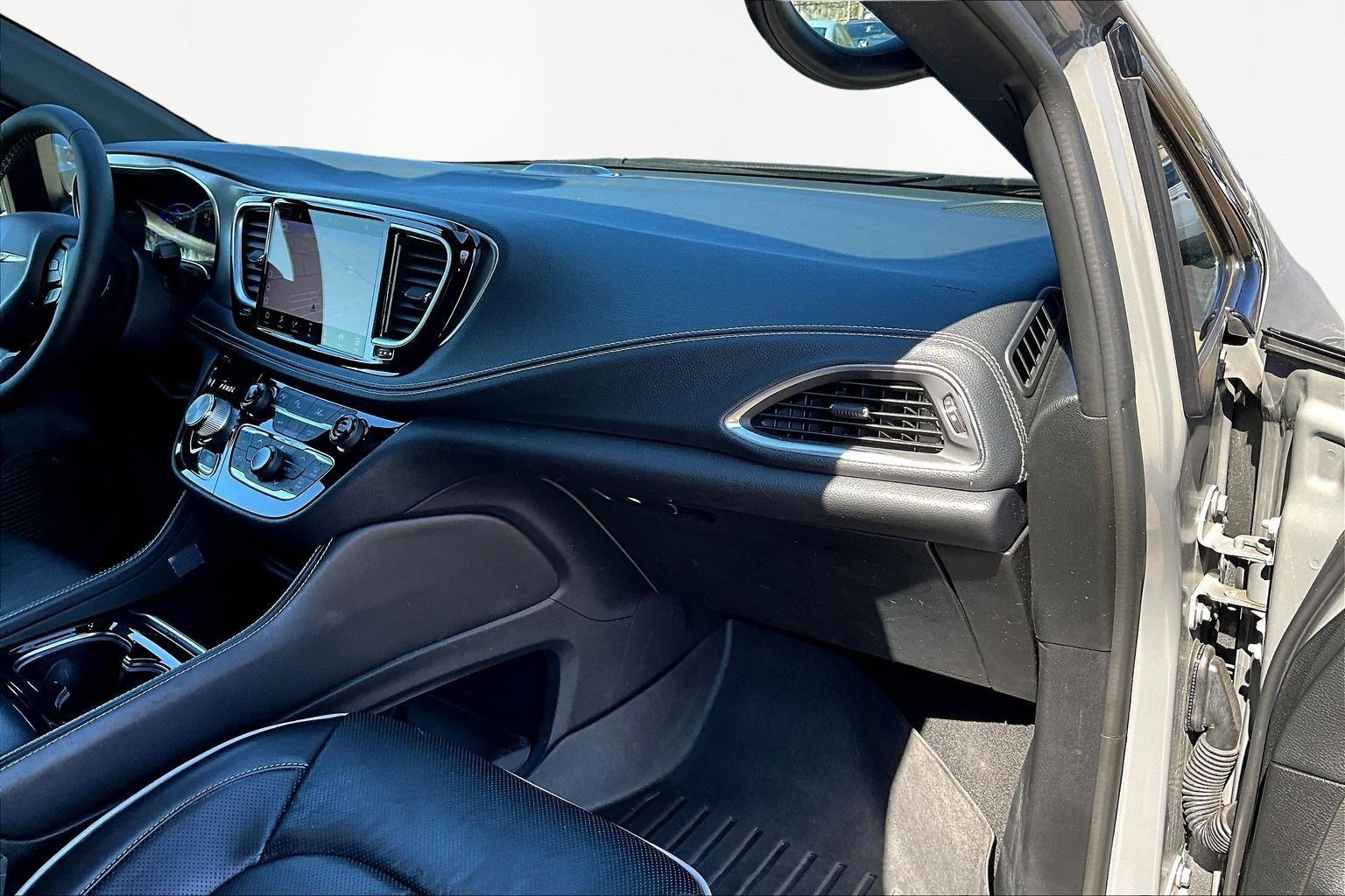 Used 2022 Chrysler Pacifica Limited w/ Uconnect Theater Family Group image 28