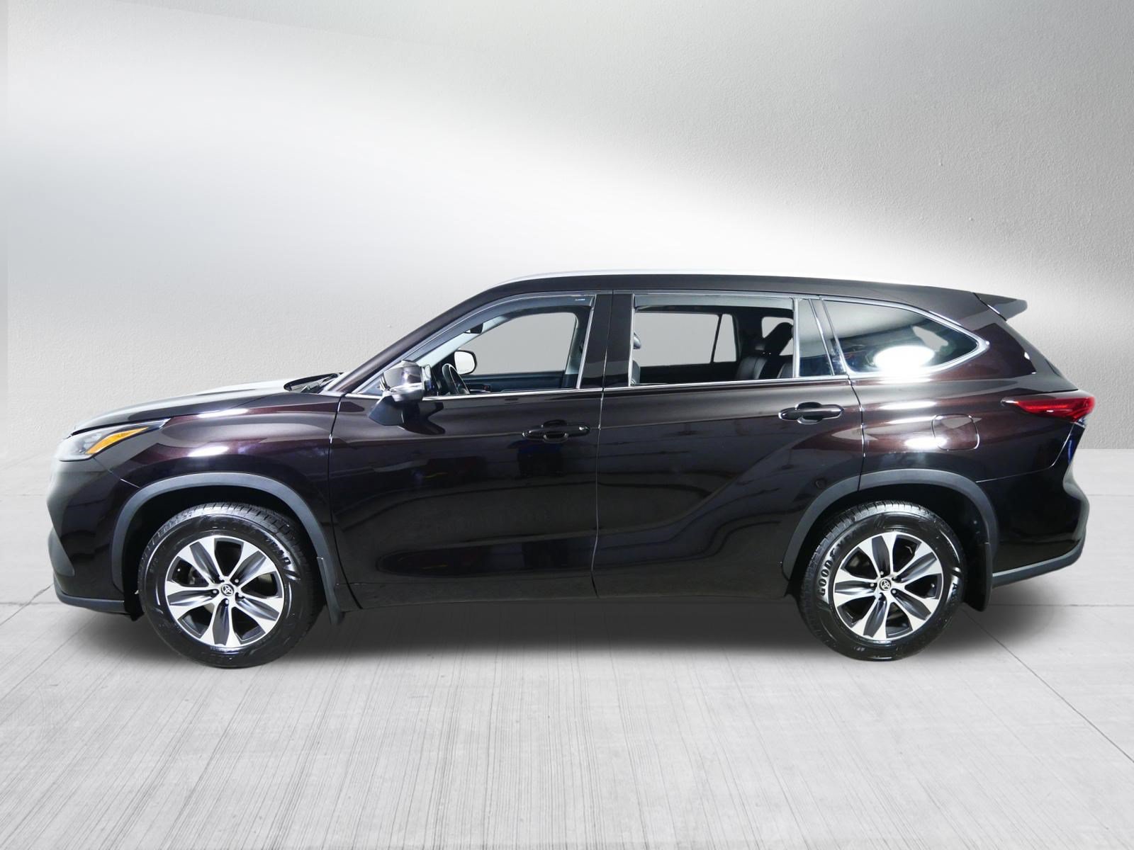 Used 2020 Toyota Highlander XLE AWD/4WD image 4