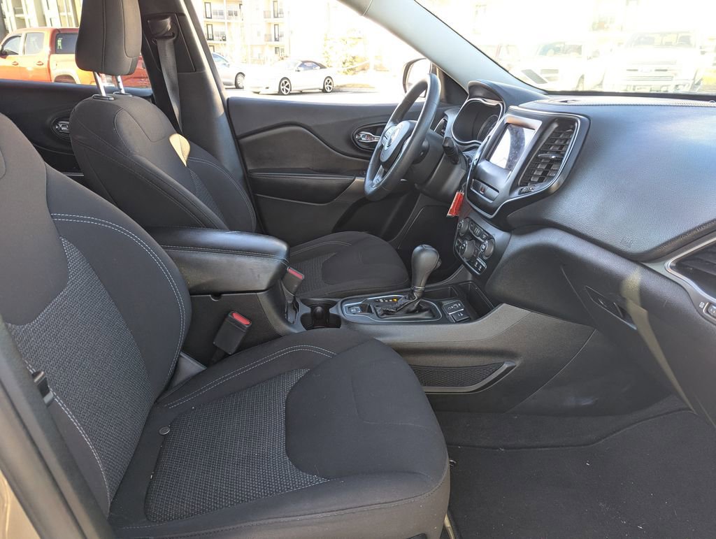 Used 2019 Jeep Cherokee Latitude w/ Popular Appearance Group FWD image 31