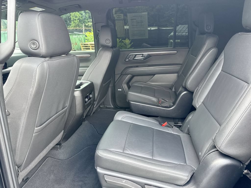 Used 2025 Chevrolet Suburban LT w/ Comfort Package RWD image 29