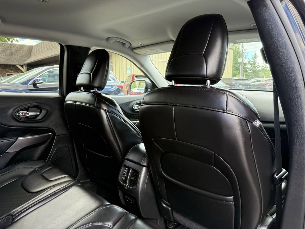 Used 2019 Jeep Cherokee Latitude Plus w/ Cold Weather Group image 18