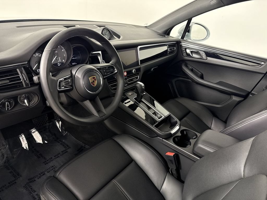Certified 2026 Porsche Macan AWD/4WD image 4