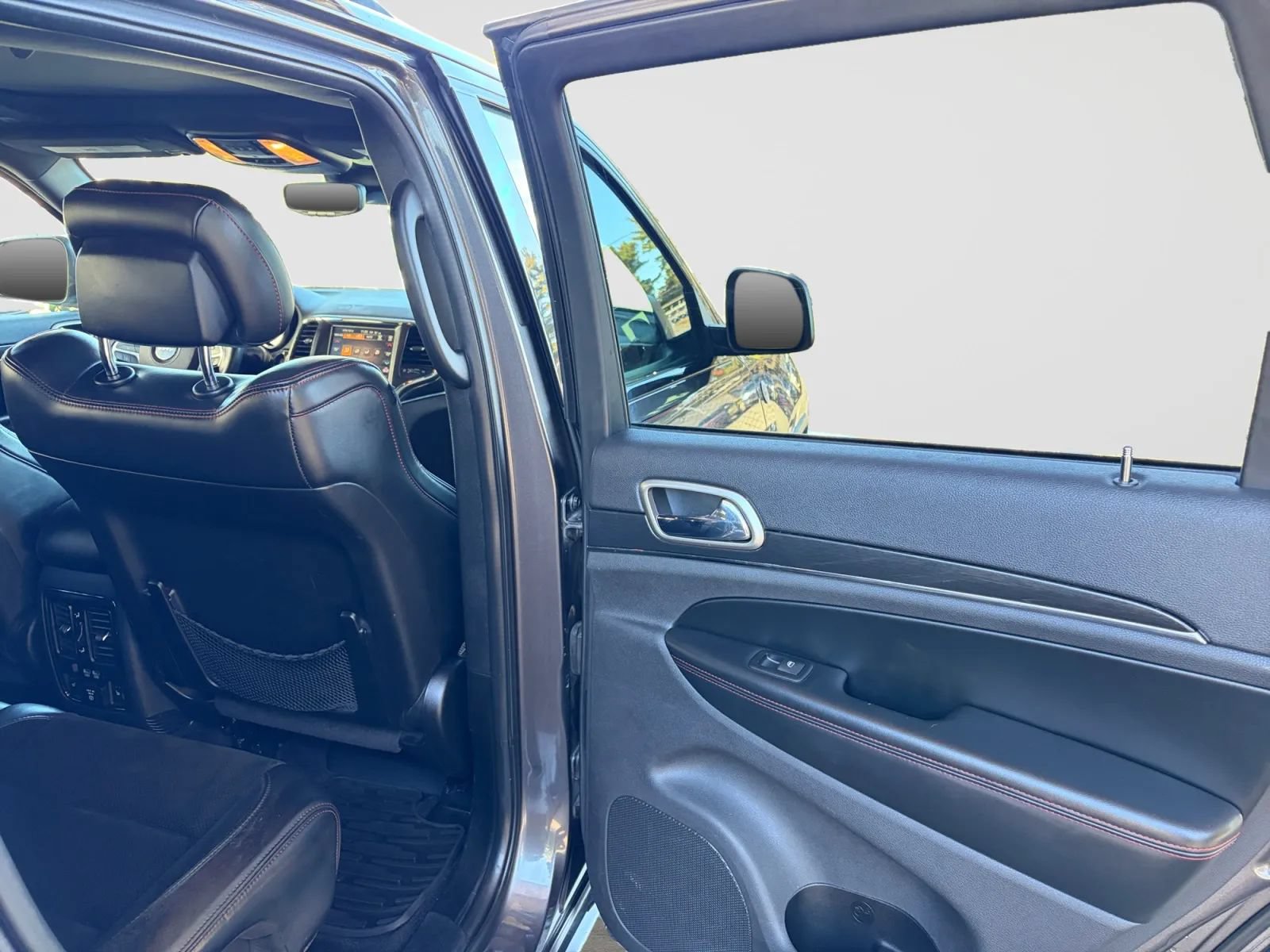 Used 2017 Jeep Grand Cherokee Trailhawk w/ Trailhawk Luxury Group AWD/4WD image 17