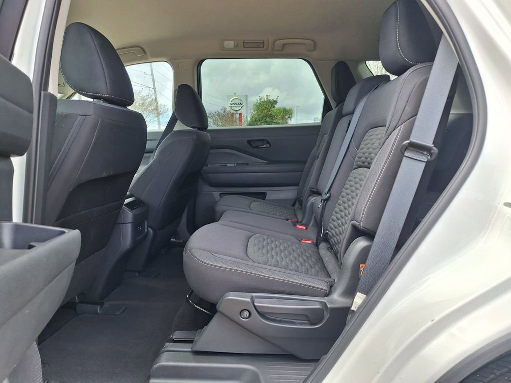 Used 2024 Nissan Pathfinder SV image 10