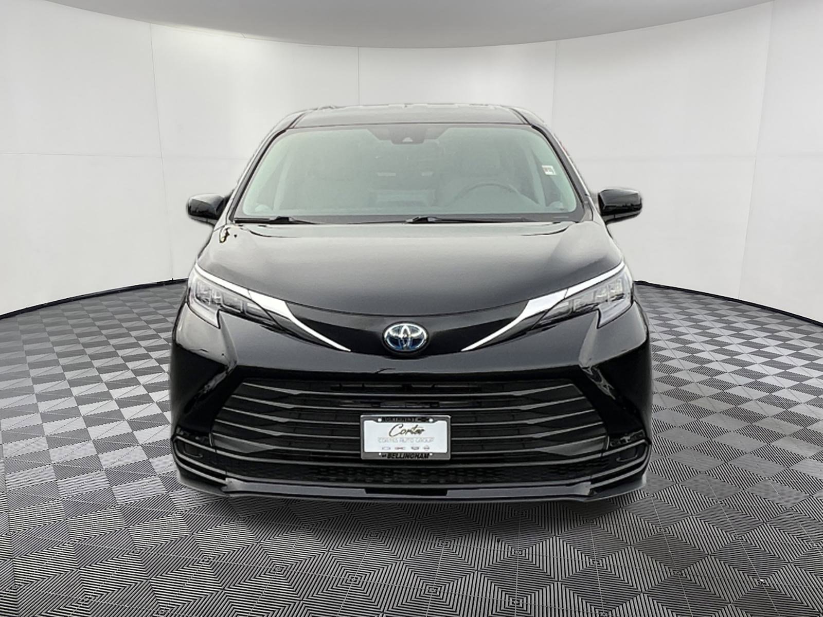 Used 2024 Toyota Sienna LE image 2