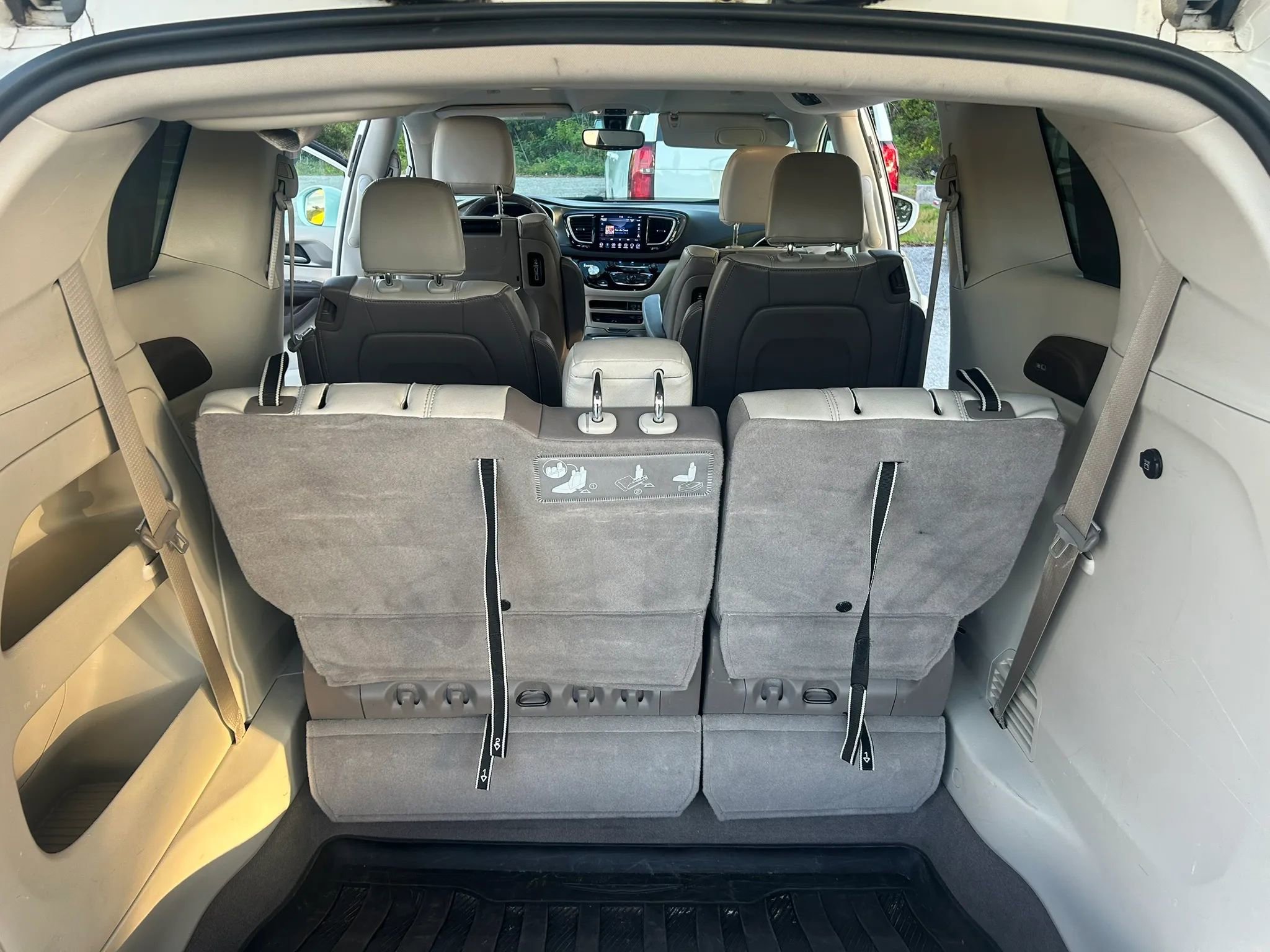 Used 2018 Chrysler Pacifica Touring-L Plus w/ Tire & Wheel Group FWD image 17