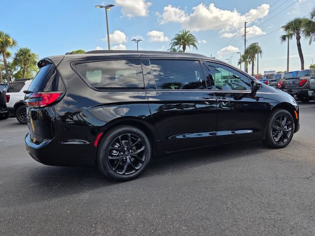 New 2027 Chrysler Pacifica Limited FWD image 8