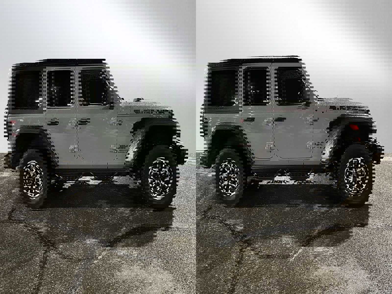 Used 2024 Jeep Wrangler Unlimited Rubicon w/ Capability Package image 2