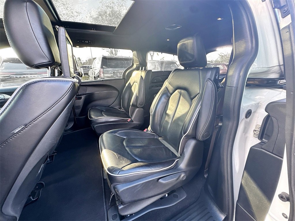 Used 2023 Chrysler Pacifica Limited w/ Uconnect Theater Family Group image 27