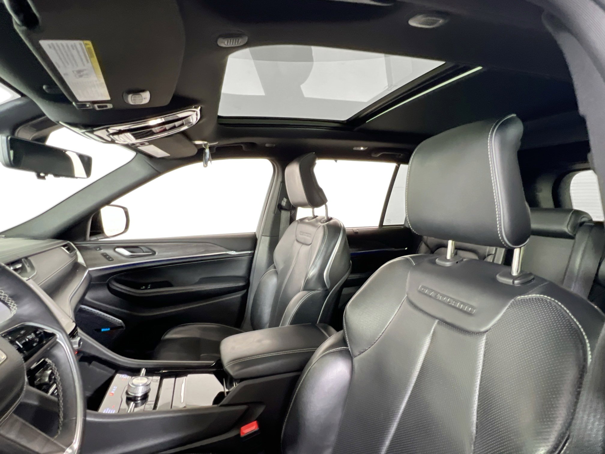 Used 2022 Jeep Grand Cherokee Overland w/ Luxury Tech Group IV image 21