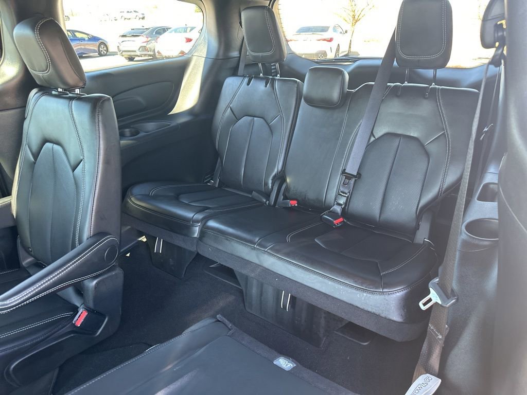 Used 2025 Chrysler Pacifica Select image 21