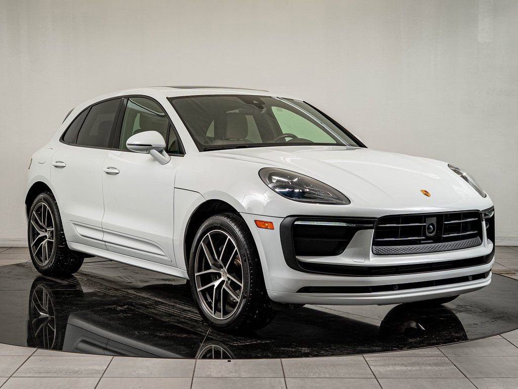 Certified 2025 Porsche Macan image 10