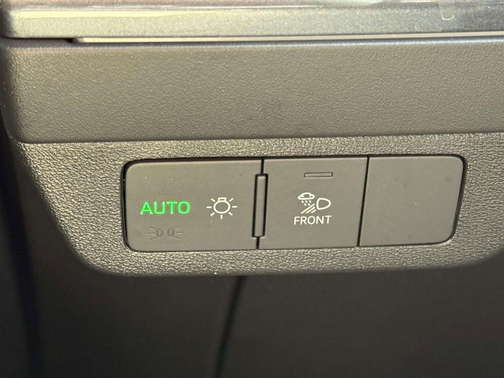 Used 2024 Audi Q4 e-tron Prestige image 22