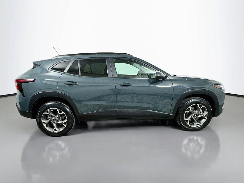 Used 2025 Chevrolet Trax LT FWD image 8