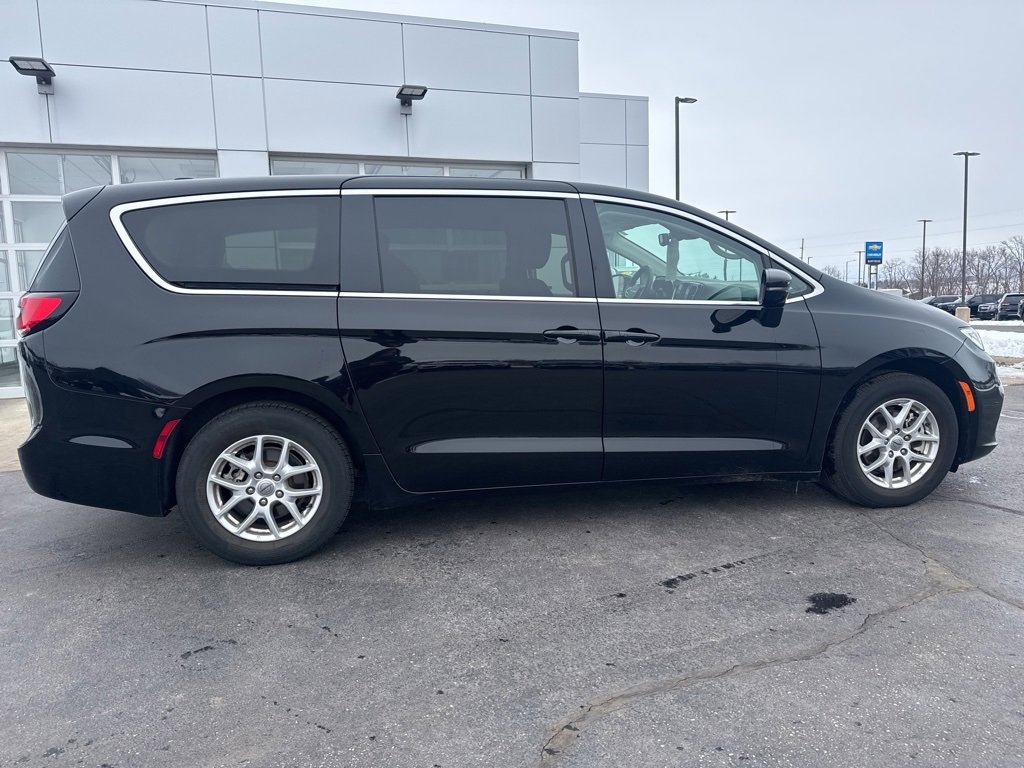 Used 2024 Chrysler Pacifica Touring-L image 8