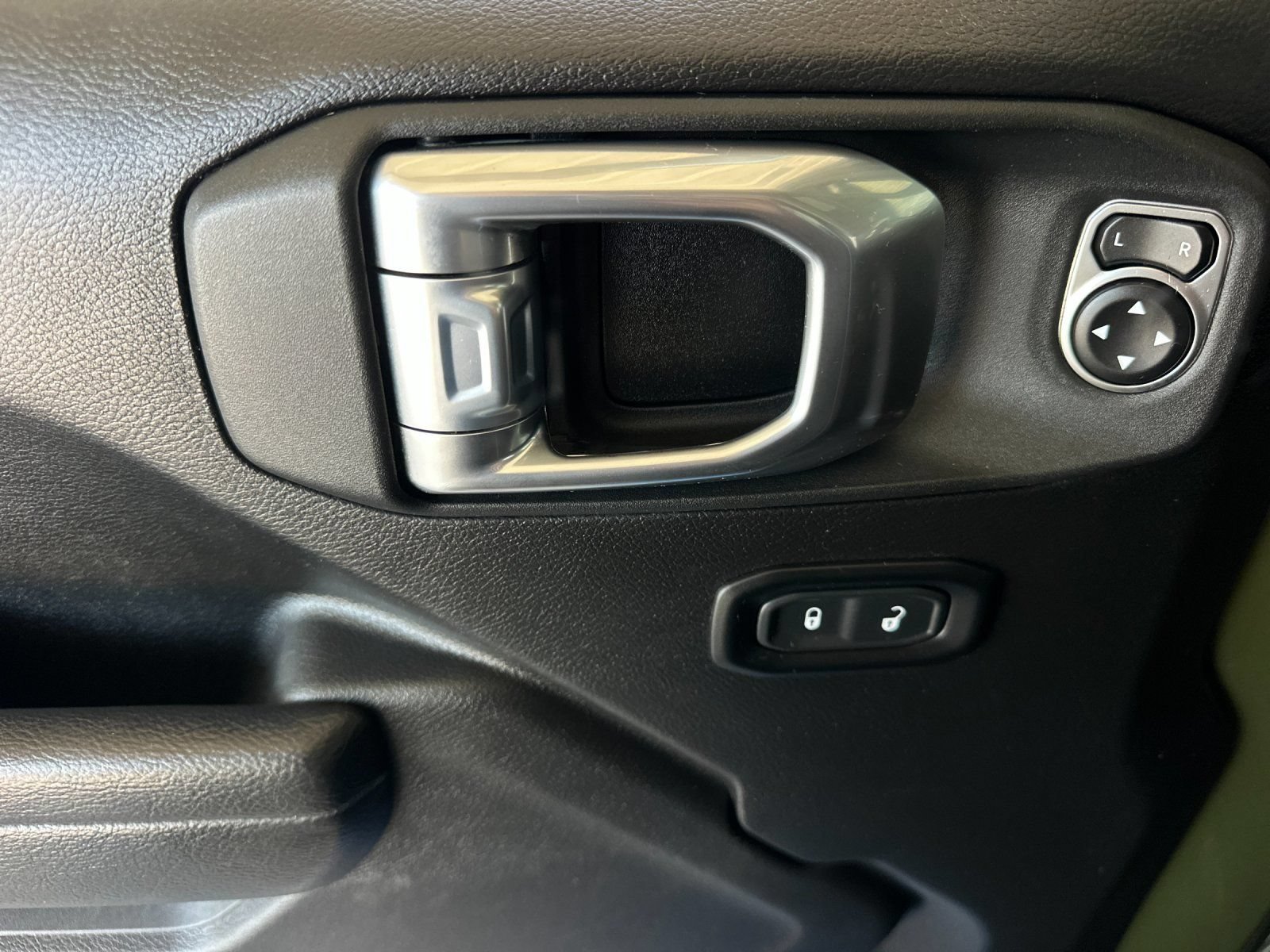Used 2023 Jeep Wrangler Sport AWD/4WD image 10