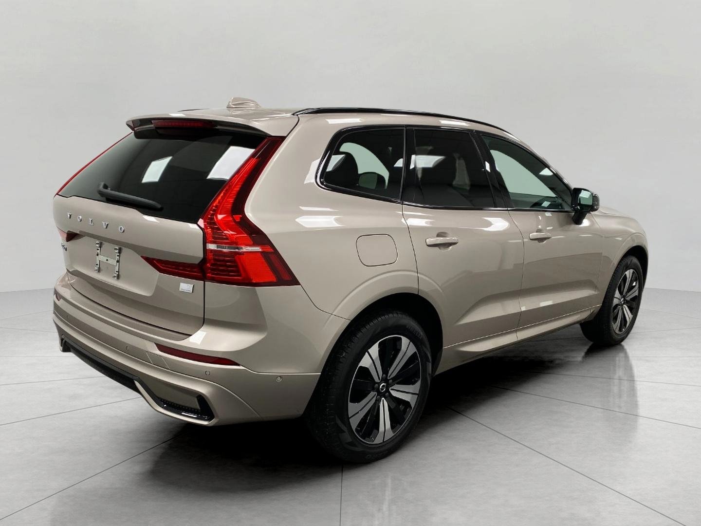 Used 2024 Volvo XC60 T8 Plus w/ Climate Package image 3