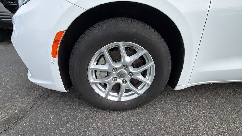 Used 2022 Chrysler Pacifica Touring-L w/ Uconnect Theater Family Group image 10