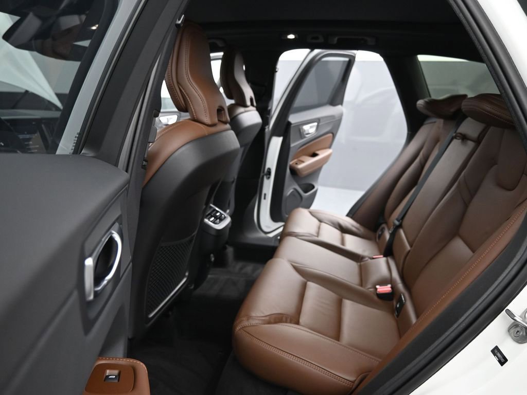 Certified 2024 Volvo XC60 B5 Ultimate w/ Protection Package Premier image 21