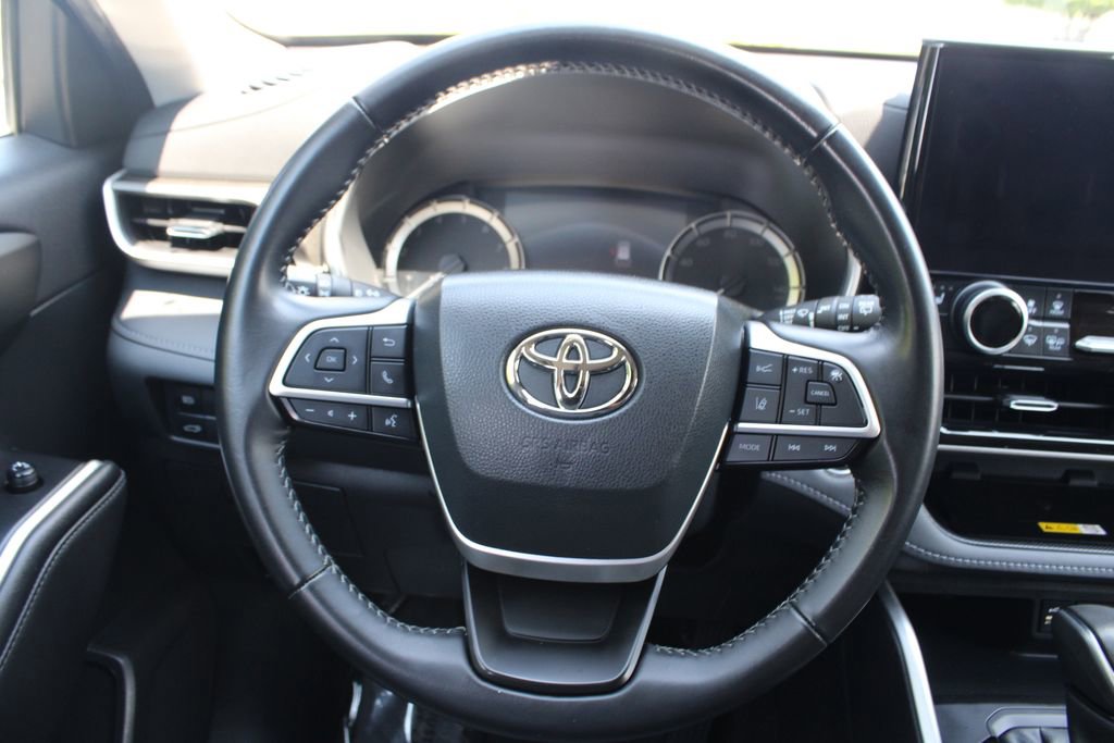 Used 2023 Toyota Highlander XLE AWD/4WD image 18
