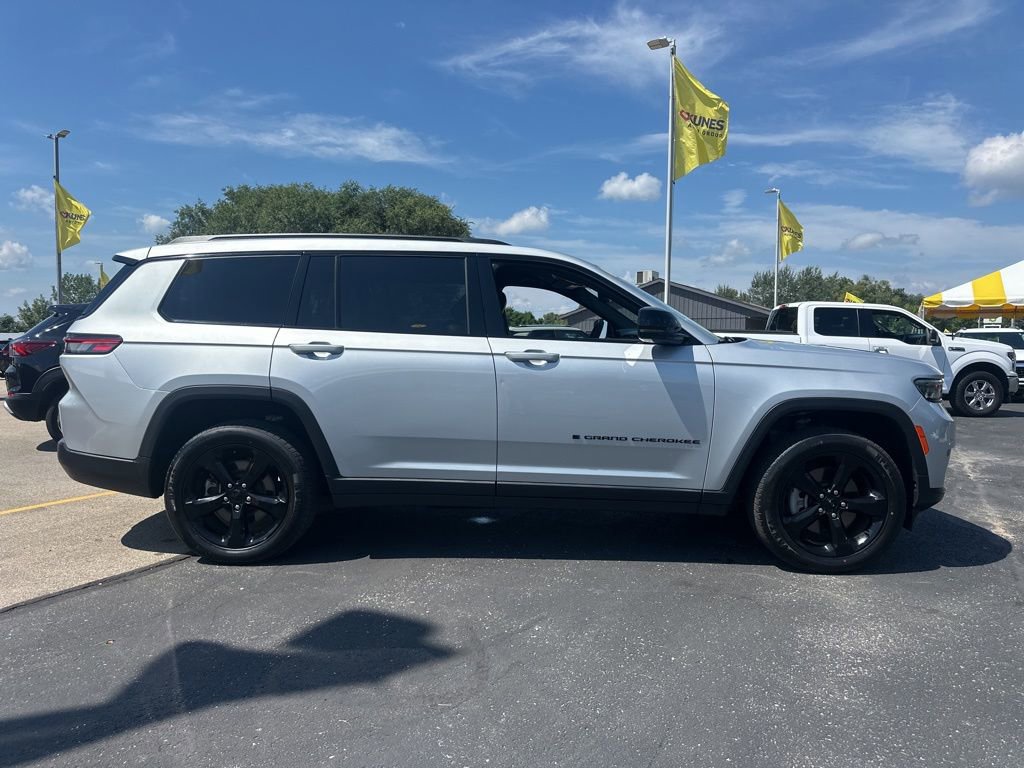 Used 2023 Jeep Grand Cherokee L Laredo image 4