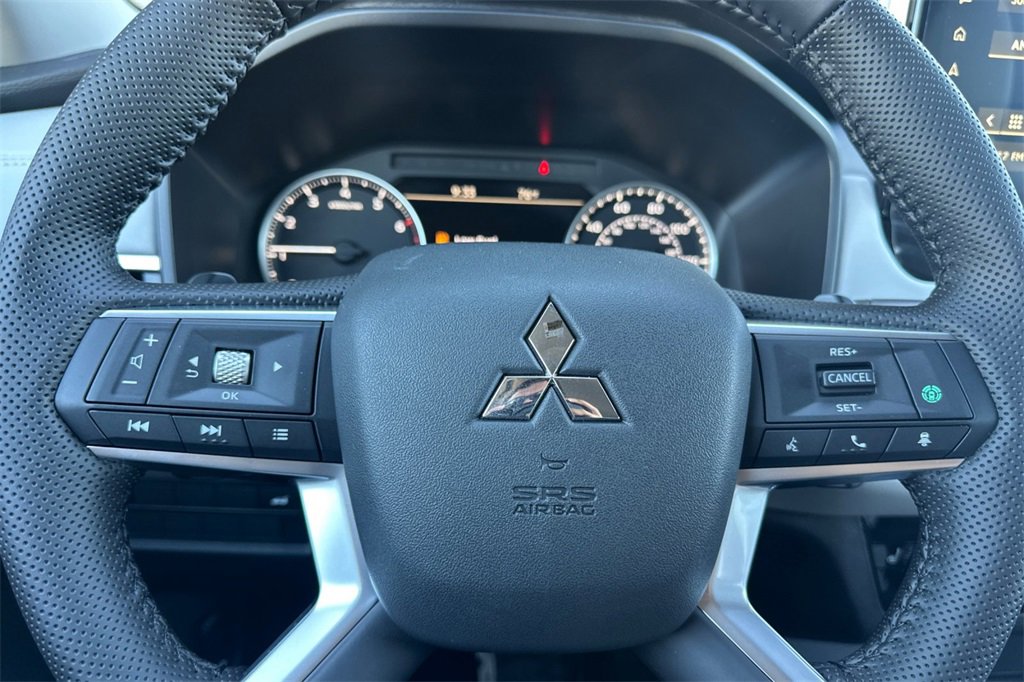 New 2025 Mitsubishi Outlander SE image 24