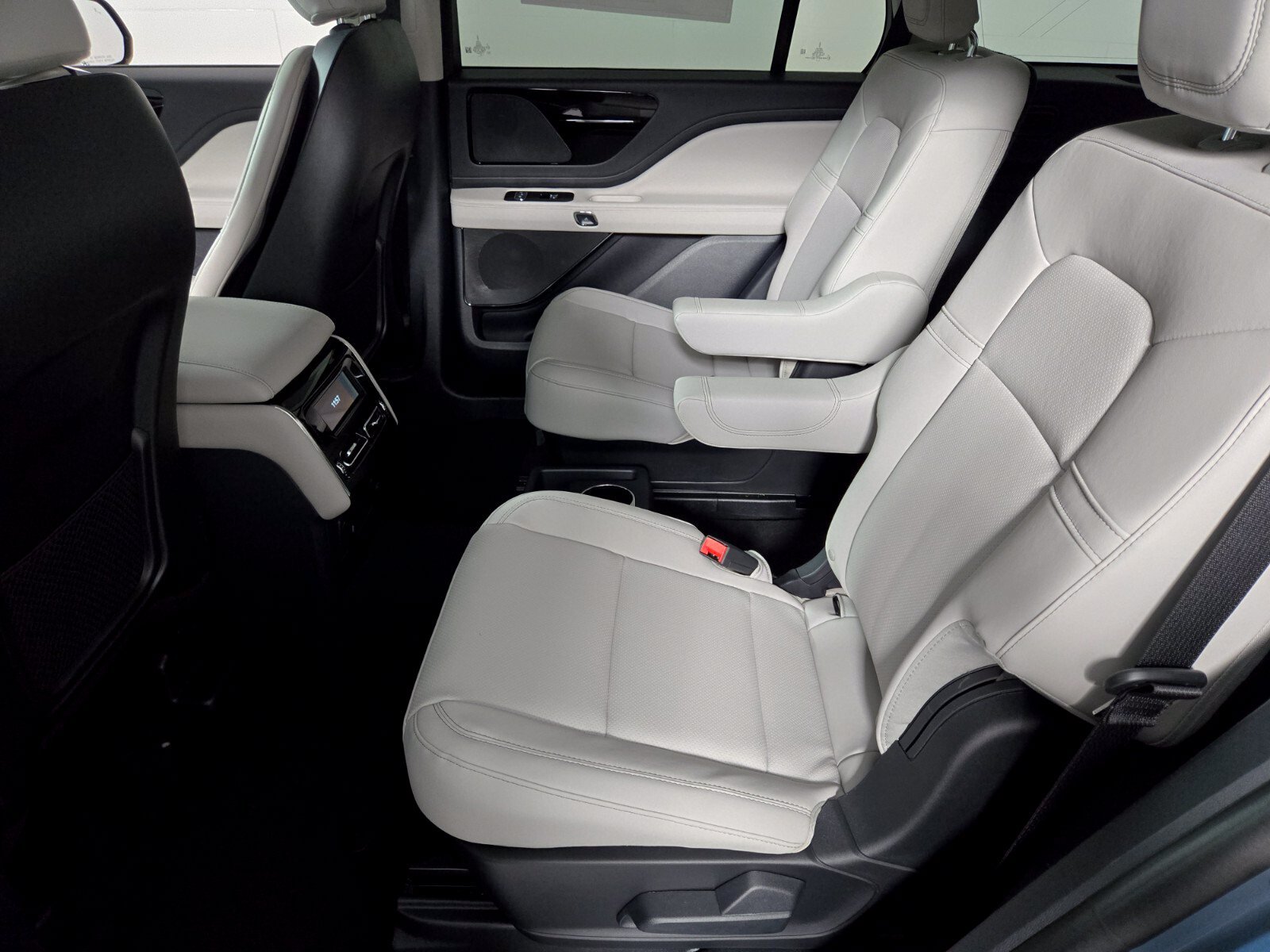 New 2026 Lincoln Aviator AWD w/ Jet Appearance Package image 14
