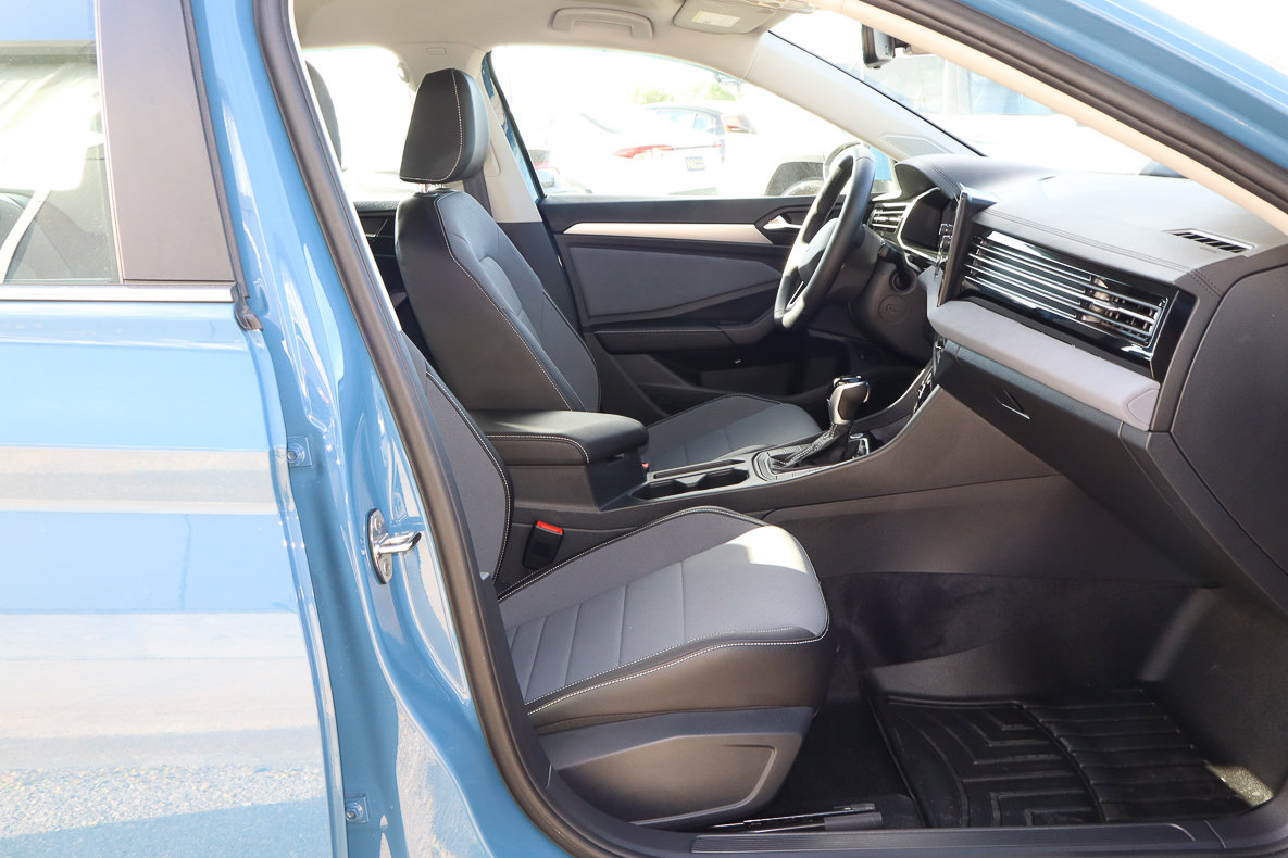 Used 2025 Volkswagen Jetta SE image 24