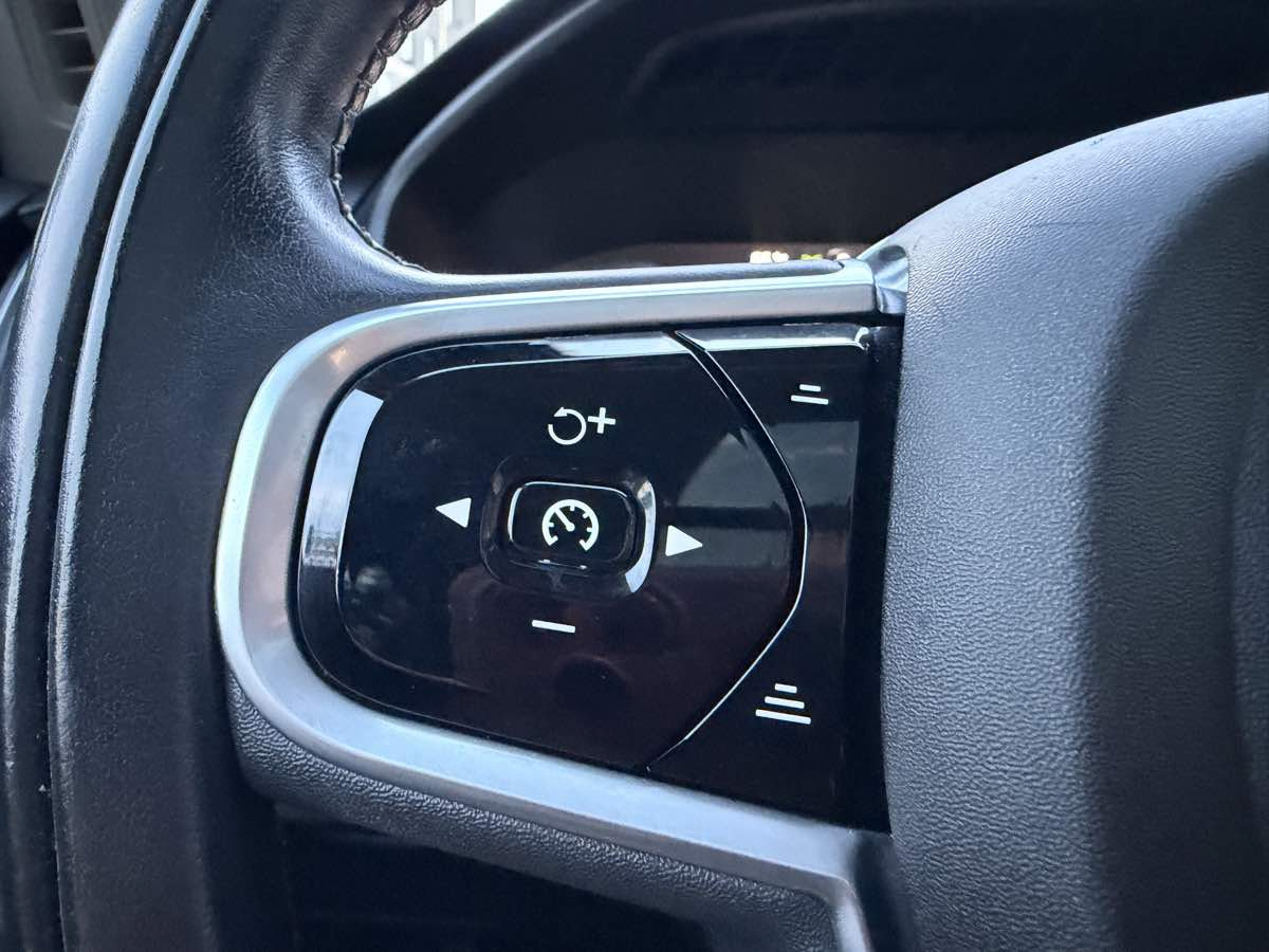 Used 2019 Volvo XC90 T6 Momentum w/ Protection Package Premier AWD/4WD image 17