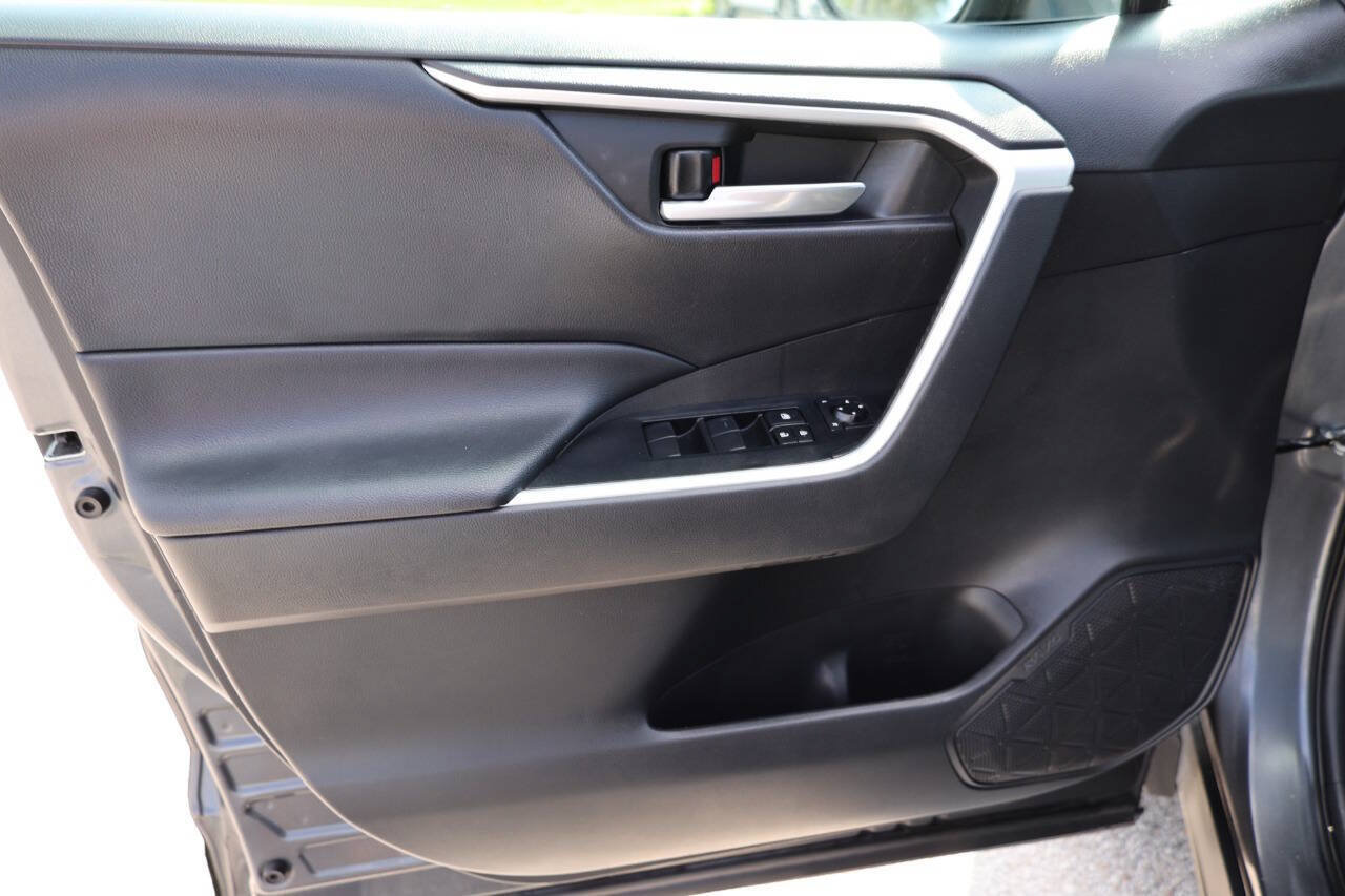 Used 2021 Toyota RAV4 XLE AWD/4WD image 12
