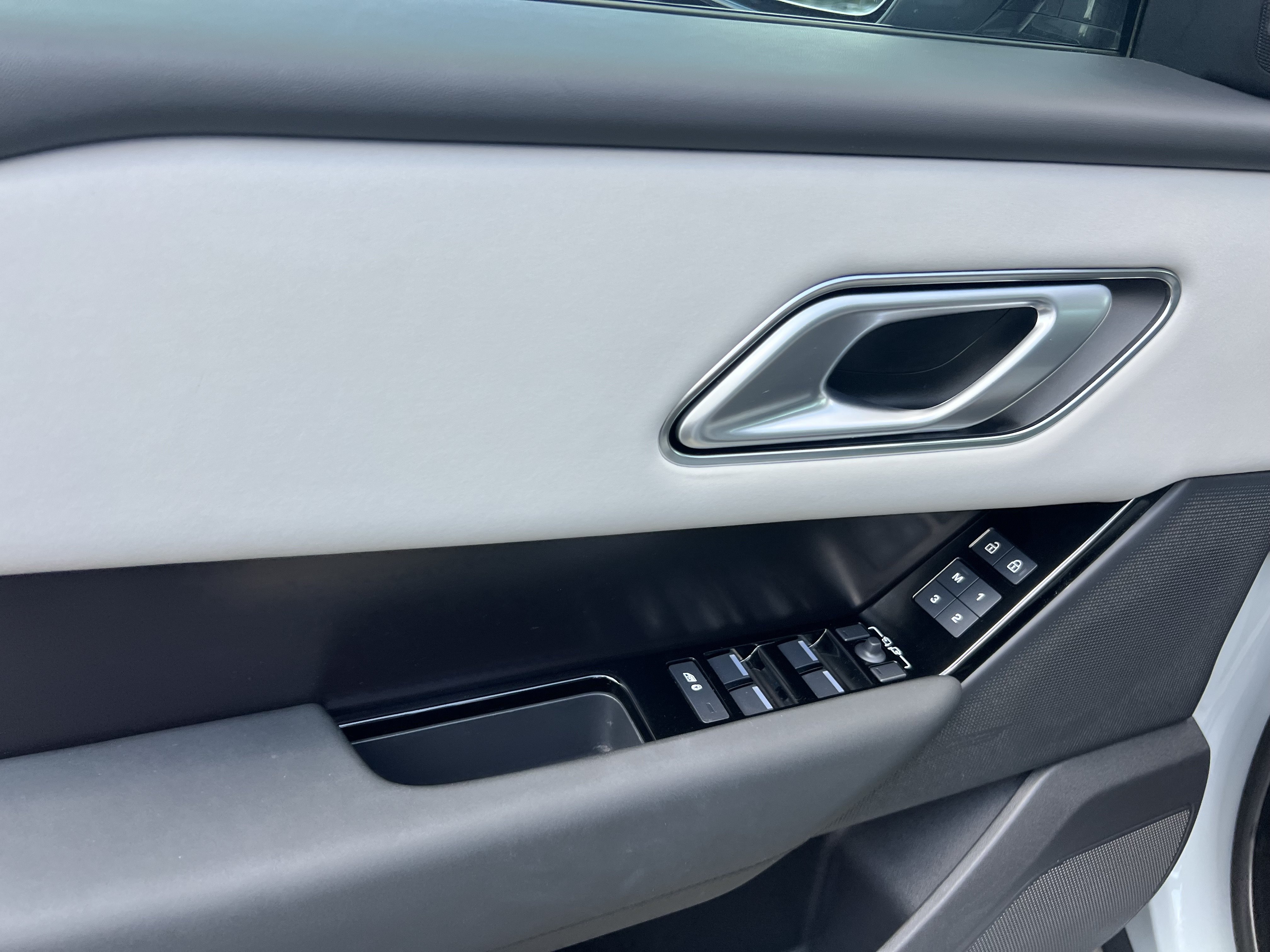 Certified 2026 Land Rover Range Rover Velar Dynamic SE AWD/4WD image 15