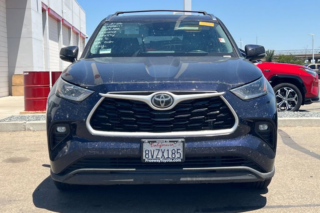 Used 2021 Toyota Highlander XLE AWD/4WD image 3