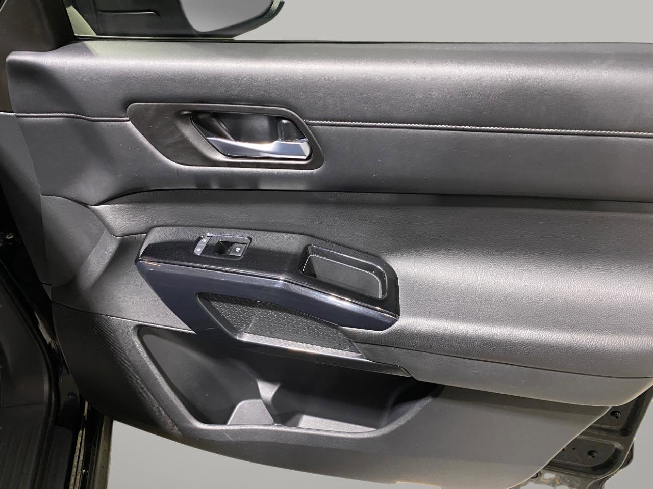 Used 2022 Nissan Pathfinder SV w/ SV Premium Package image 23