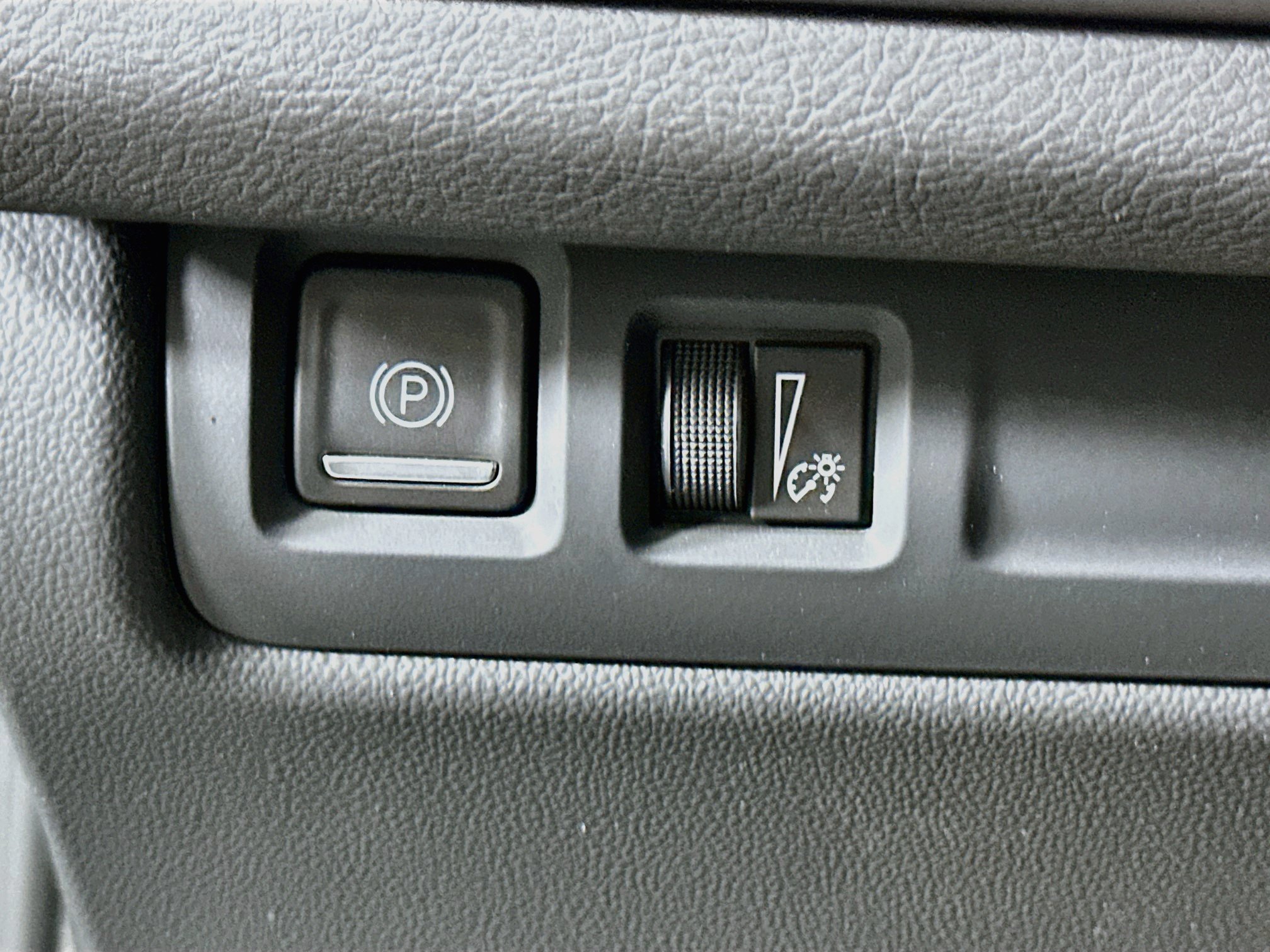 Used 2024 Cadillac XT4 Luxury w/ Cold Weather Package FWD image 17