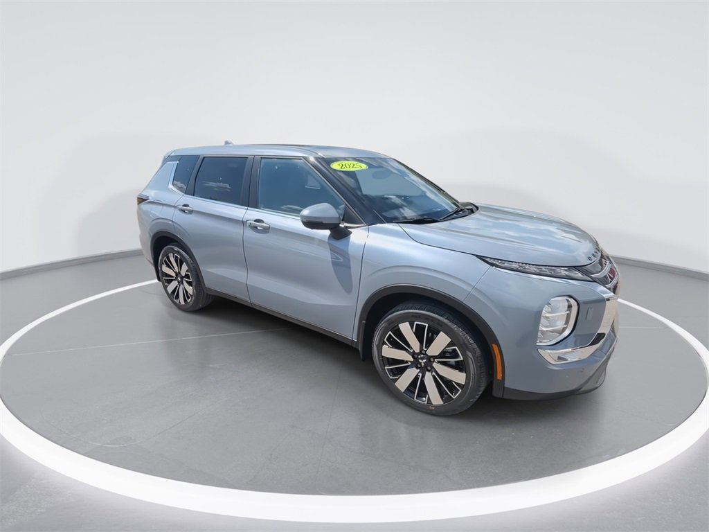 New 2025 Mitsubishi Outlander SE image 2